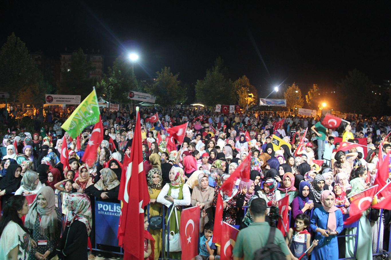 Diyarbakır’da darbeye karşı direniş nöbeti sürüyor Diyarbakır’da darbeye karşı direniş nöbeti sürüyor